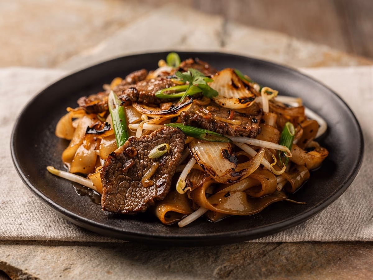 Fideos chinos salteados con carne de res