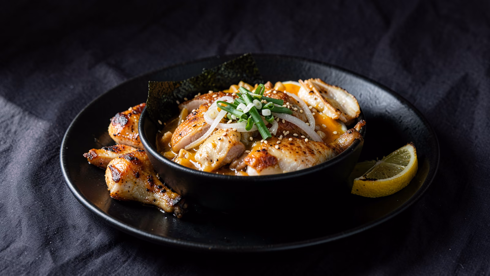 Tazón de Oyakodon de Pollo y Huevo
